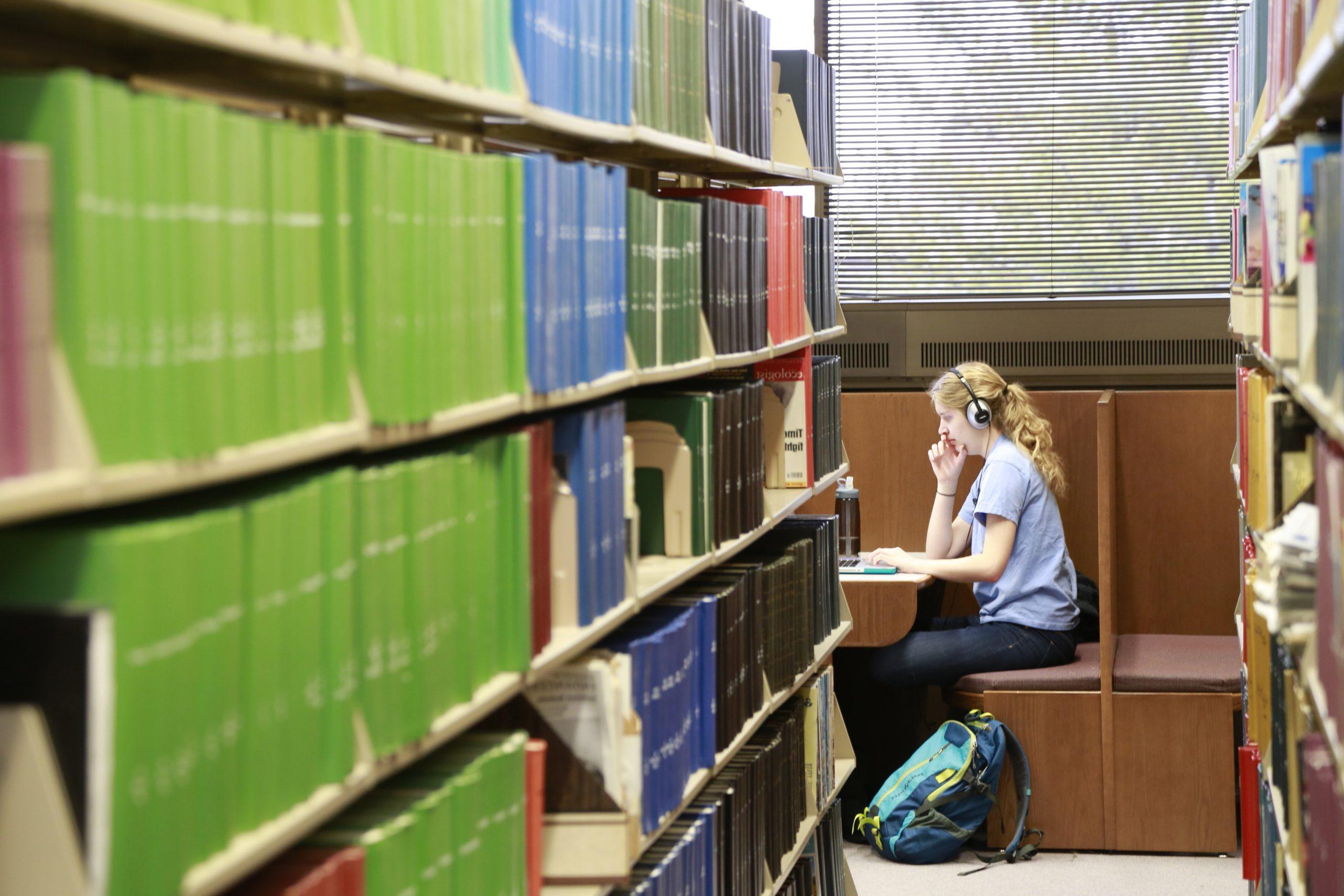 学生戴着耳机在科学图书馆学习